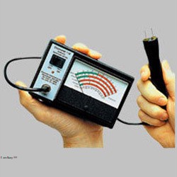 Hand sized grain moisture meters with 470 x 46 mm
