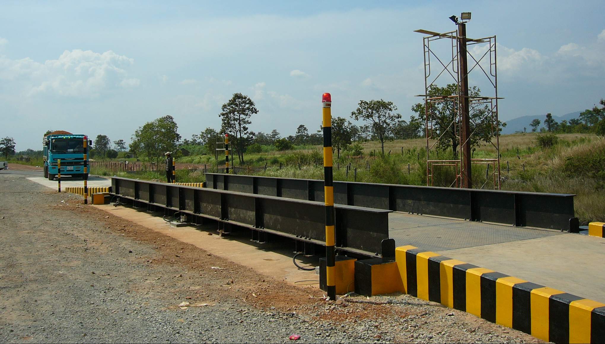 100 tons vehicle weighbridge scales with waterproof housing installation by experts Kampala