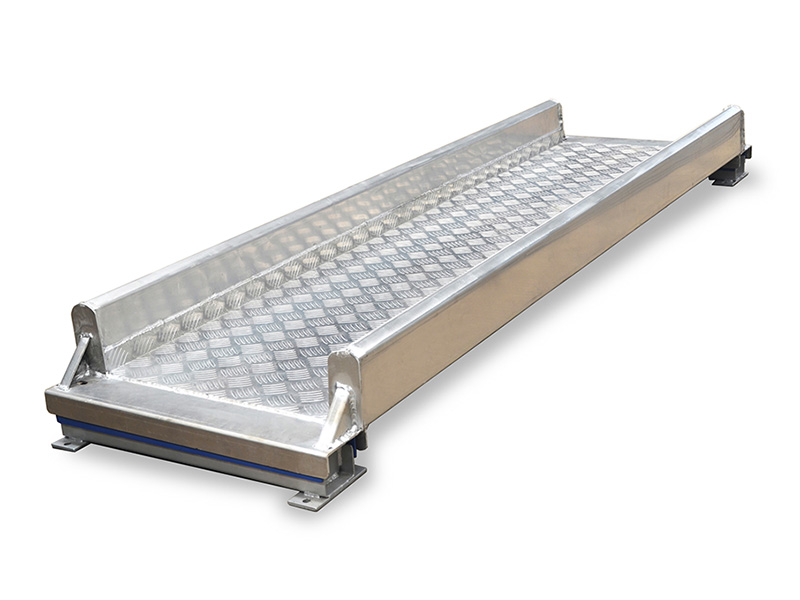 Livestock scales with two aluminum castors for input and output