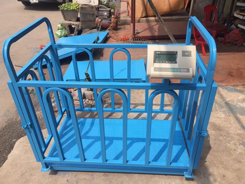 Non-slip platform with corrosion-resistant surfaces for easy cleaning